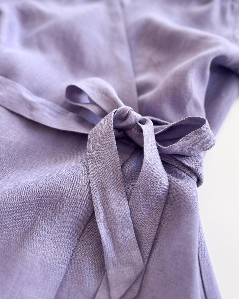 Sofortkauf: knielanges Damen Wickelkleid aus Leinen mit Taschen in Lavendel, Gr. M (38/40)